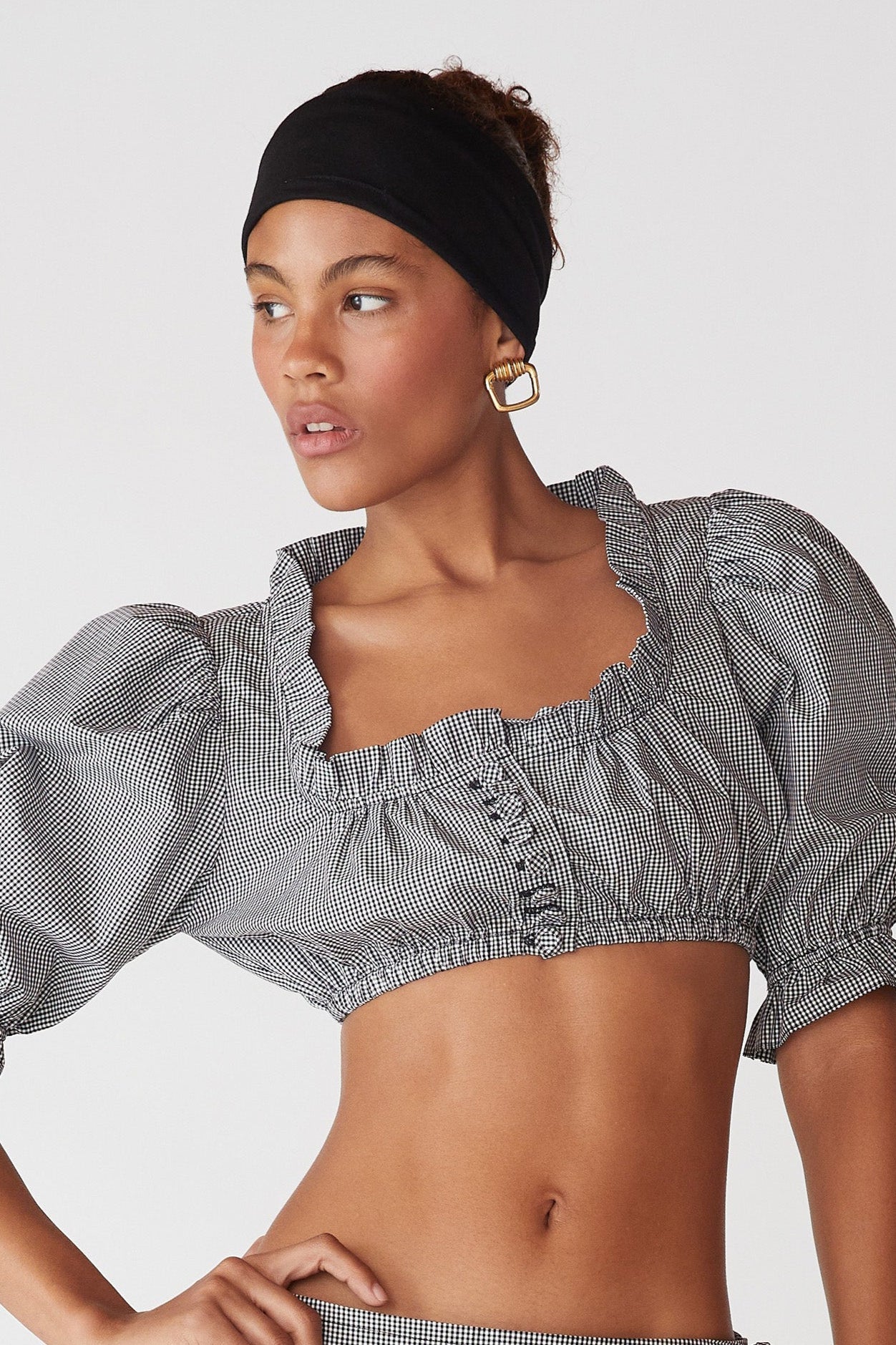 Damen-Cropped-Bluse mit elegantem Rüschenbesatz in der Gesamtansicht