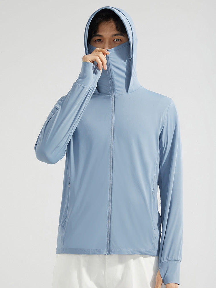 Mann in hellblauer Kapuzenjacke mit Reißverschluss, Gesicht teilweise verdeckt. Sportliche Freizeitmode, atmungsaktiver Stoff, moderner Stil.