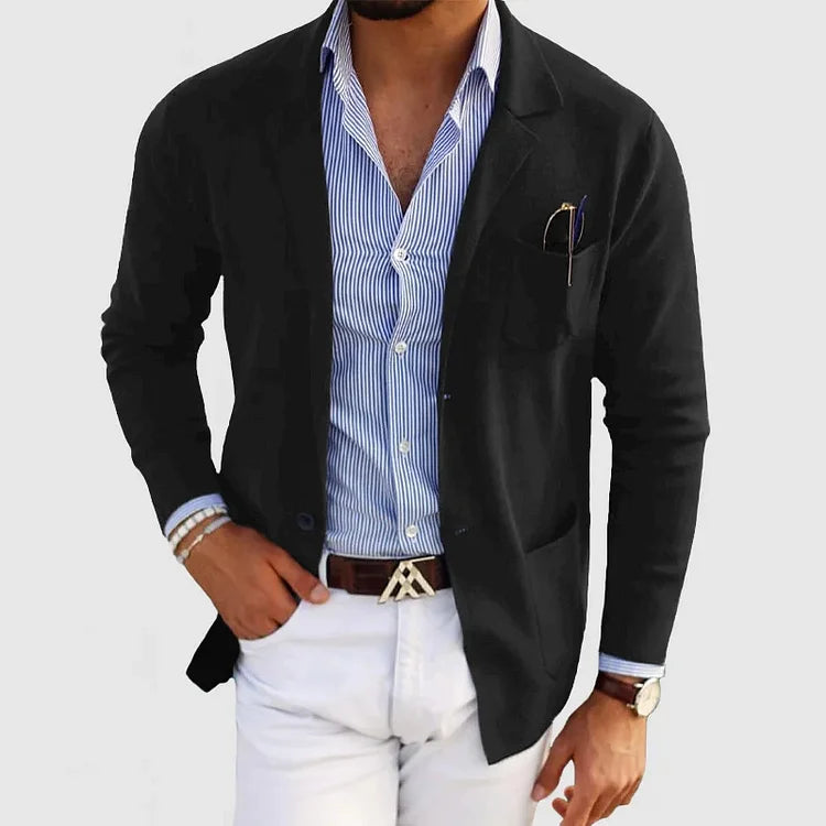 Mann in schwarzem Blazer, blau-weiß gestreiftem Hemd und weißer Hose. Eleganter Business-Look, modisch, stilvoll, Herrenmode.