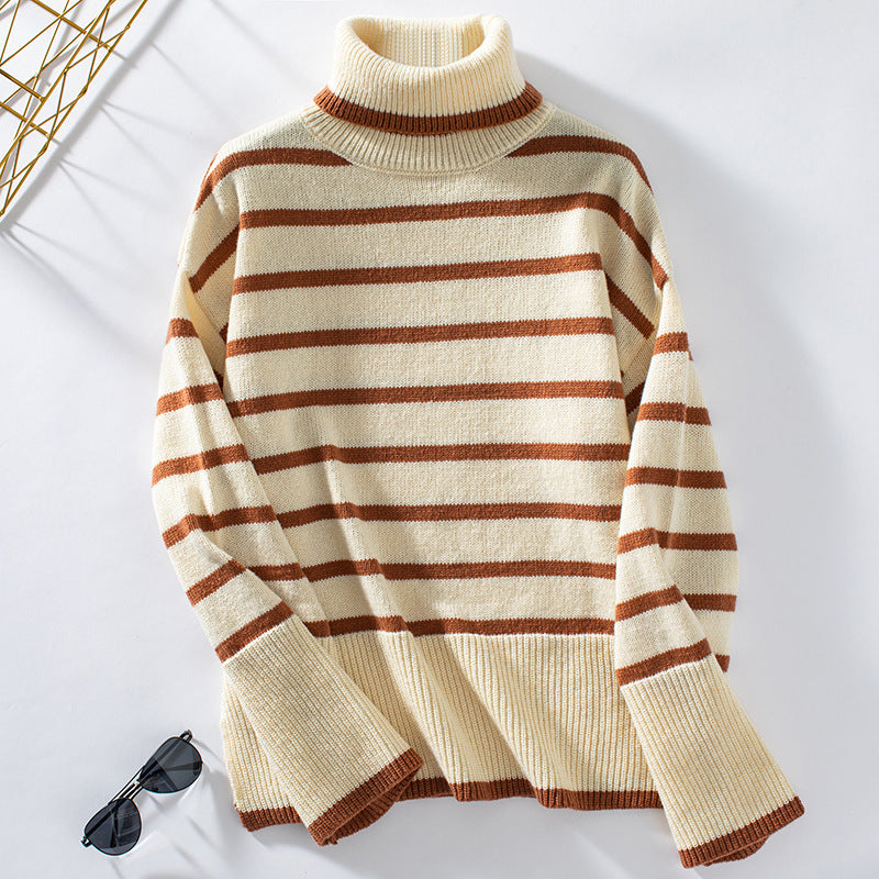 Gestreifter Rollkragenpullover in Beige und Braun, aus weichem Strickmaterial, liegt auf weißem Hintergrund neben einer Sonnenbrille.