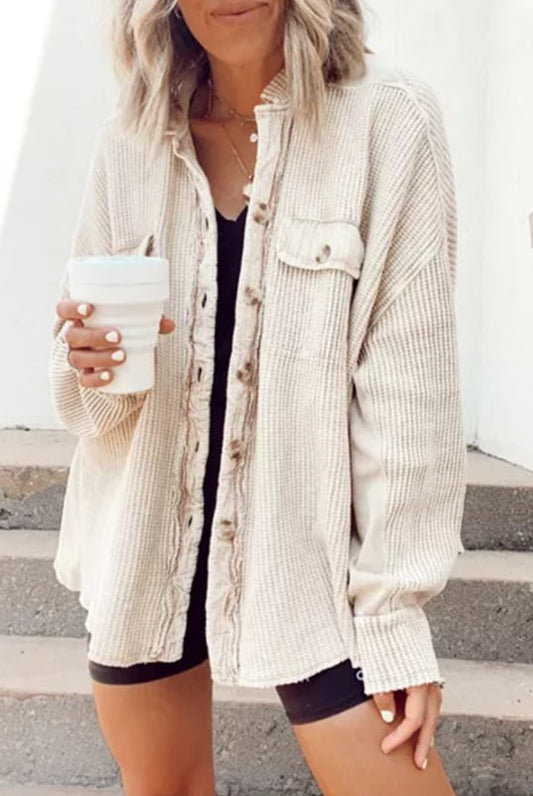 Damen-Hemdenjacke mit Reverskragen, Fronttaschen und asymmetrischem Saum