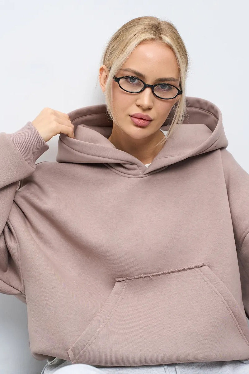Nahaufnahme der praktischen Kängurutasche am Hoodie