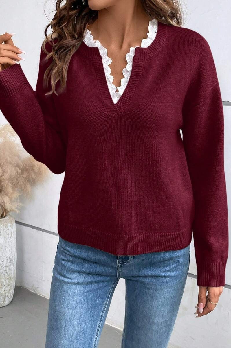 Nahaufnahme des V-Ausschnitts am Damen-Strickpullover