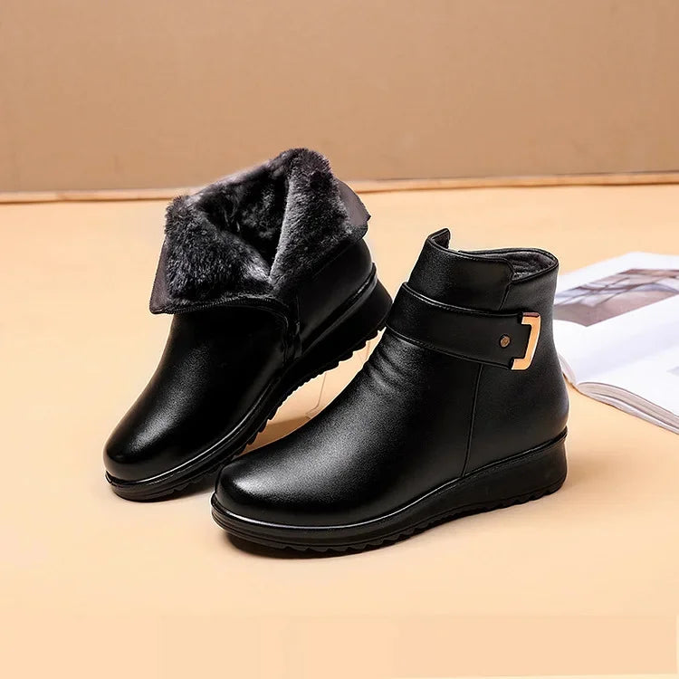 Schwarze Damen-Winterstiefel mit Kunstfellfutter, rutschfester Sohle und Schnallenverschluss auf hellem Hintergrund. Ideal für kaltes Wetter.