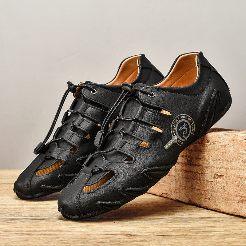Schwarze Herren-Freizeitschuhe aus Leder mit Schnürung, sportlich und modern, auf Holzuntergrund. Ideal für Outdoor-Aktivitäten und Alltag.