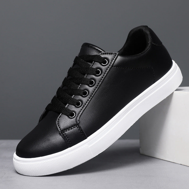 Schwarzer Sneaker aus Leder mit weißer Sohle, seitlich aufgestellt. Modischer Herrenschuh, ideal für Freizeit und Alltag.