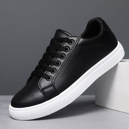 Schwarzer Sneaker aus Leder mit weißer Sohle, seitlich aufgestellt. Modischer Herrenschuh, ideal für Freizeit und Alltag.