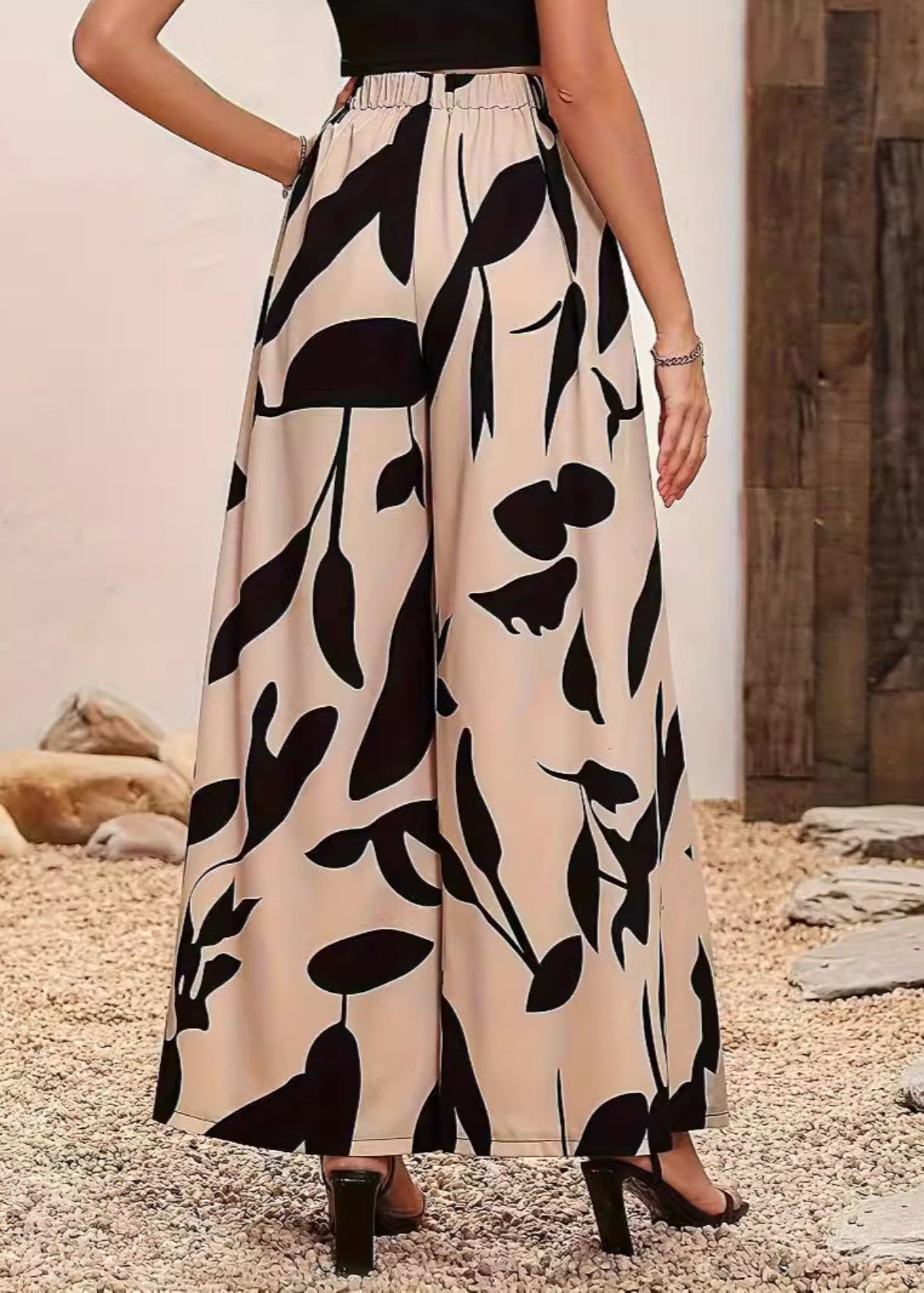 Damenhose mit weitem Bein, beige mit schwarzem Blattmuster, elastischer Bund, modisch, elegant, ideal für Sommermode und Freizeitkleidung.
