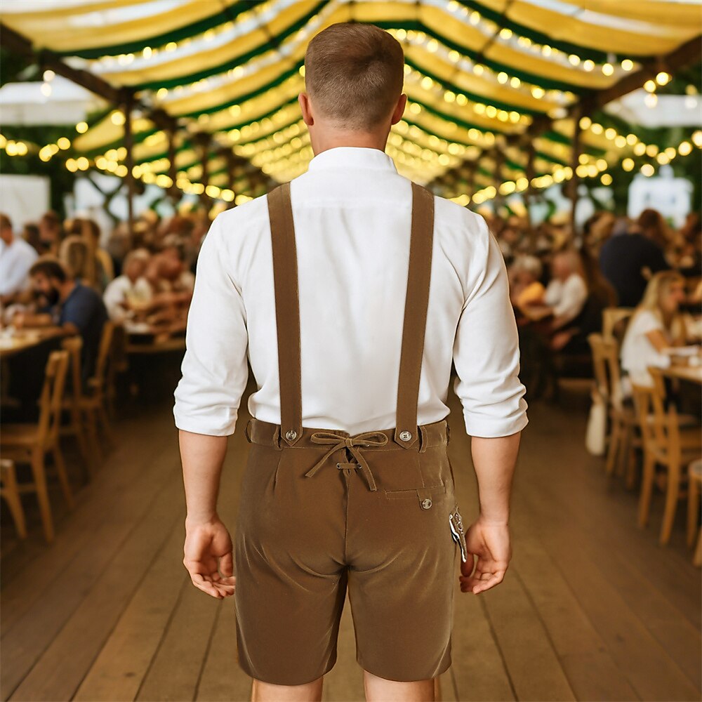 Rückansicht eines Mannes in traditioneller bayerischer Lederhose und weißem Hemd auf einem Oktoberfest, umgeben von Menschen in einem Festzelt.