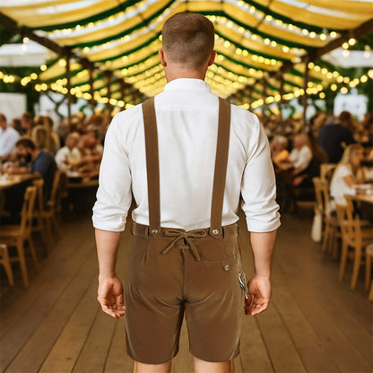 Rückansicht eines Mannes in traditioneller bayerischer Lederhose und weißem Hemd auf einem Oktoberfest, umgeben von Menschen in einem Festzelt.