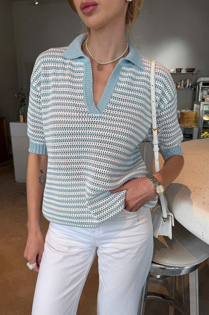 Ansicht des kurzen Ärmels und der Strickstruktur am Pullover