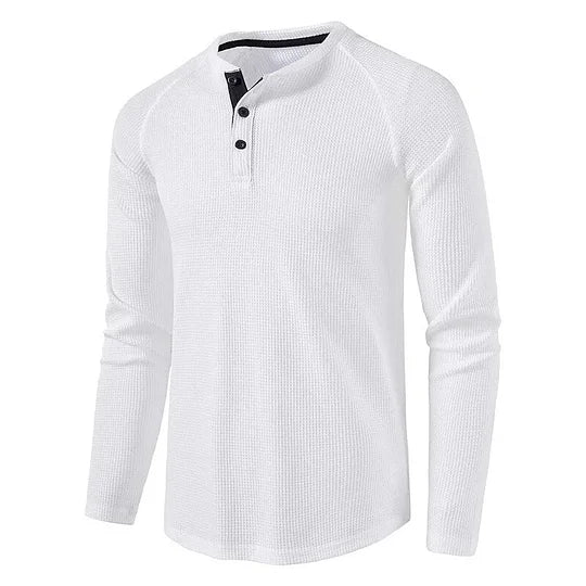 Weiße Herren-Henley-Shirt mit langen Ärmeln, Knopfleiste und strukturiertem Stoff. Perfekt für Freizeitmode und stilvolle Outfits.