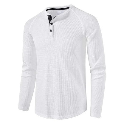 Weiße Herren-Henley-Shirt mit langen Ärmeln, Knopfleiste und strukturiertem Stoff. Perfekt für Freizeitmode und stilvolle Outfits.