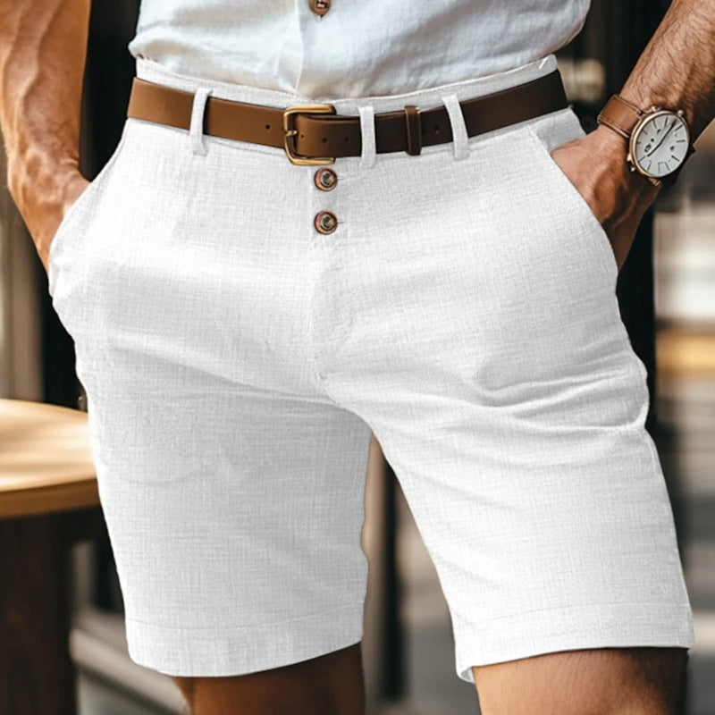 Mann trägt weiße Leinen-Shorts mit braunem Ledergürtel und Armbanduhr. Sommermode, Herrenbekleidung, stilvolle Freizeitkleidung.