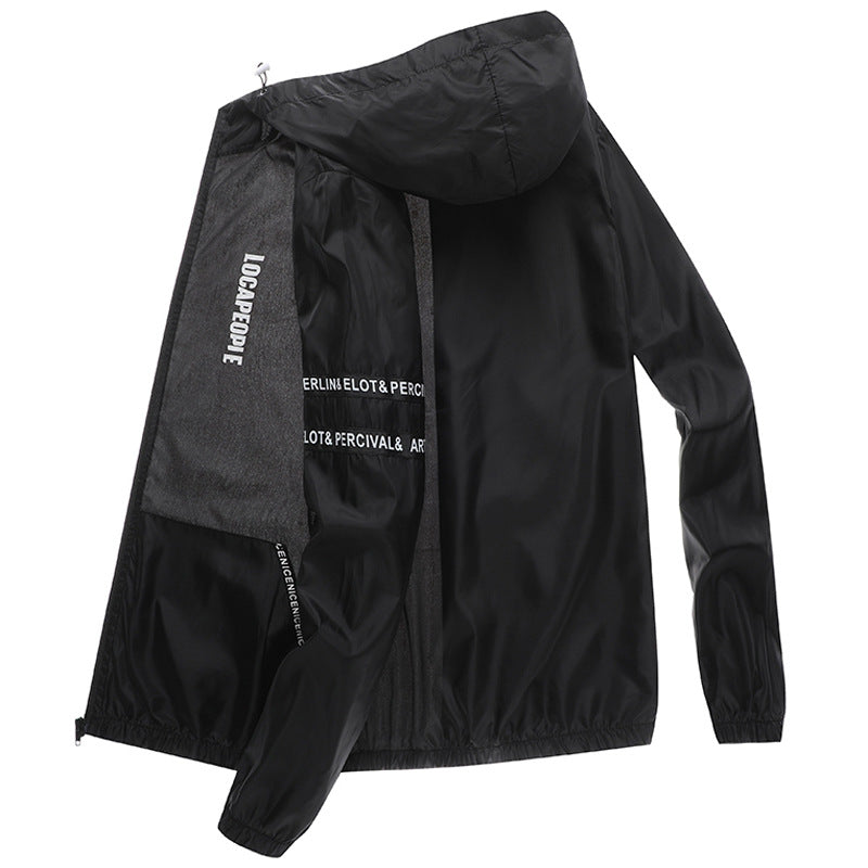 Schwarze Herren-Windjacke mit Kapuze, Reißverschluss und Schriftzug. Leichtes Material, ideal für Outdoor-Aktivitäten und sportliche Freizeitkleidung.