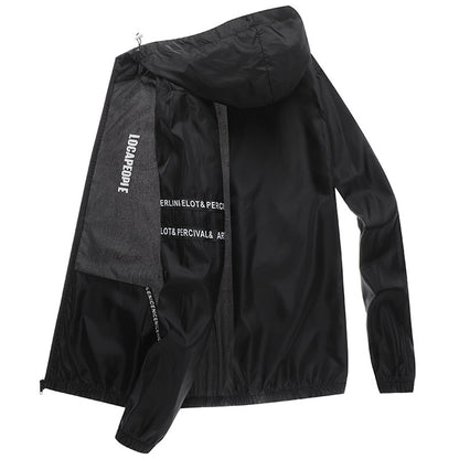Schwarze Herren-Windjacke mit Kapuze, Reißverschluss und Schriftzug. Leichtes Material, ideal für Outdoor-Aktivitäten und sportliche Freizeitkleidung.