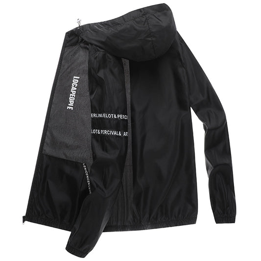Schwarze Herren-Windjacke mit Kapuze, Reißverschluss und Schriftzug. Leichtes Material, ideal für Outdoor-Aktivitäten und sportliche Freizeitkleidung.