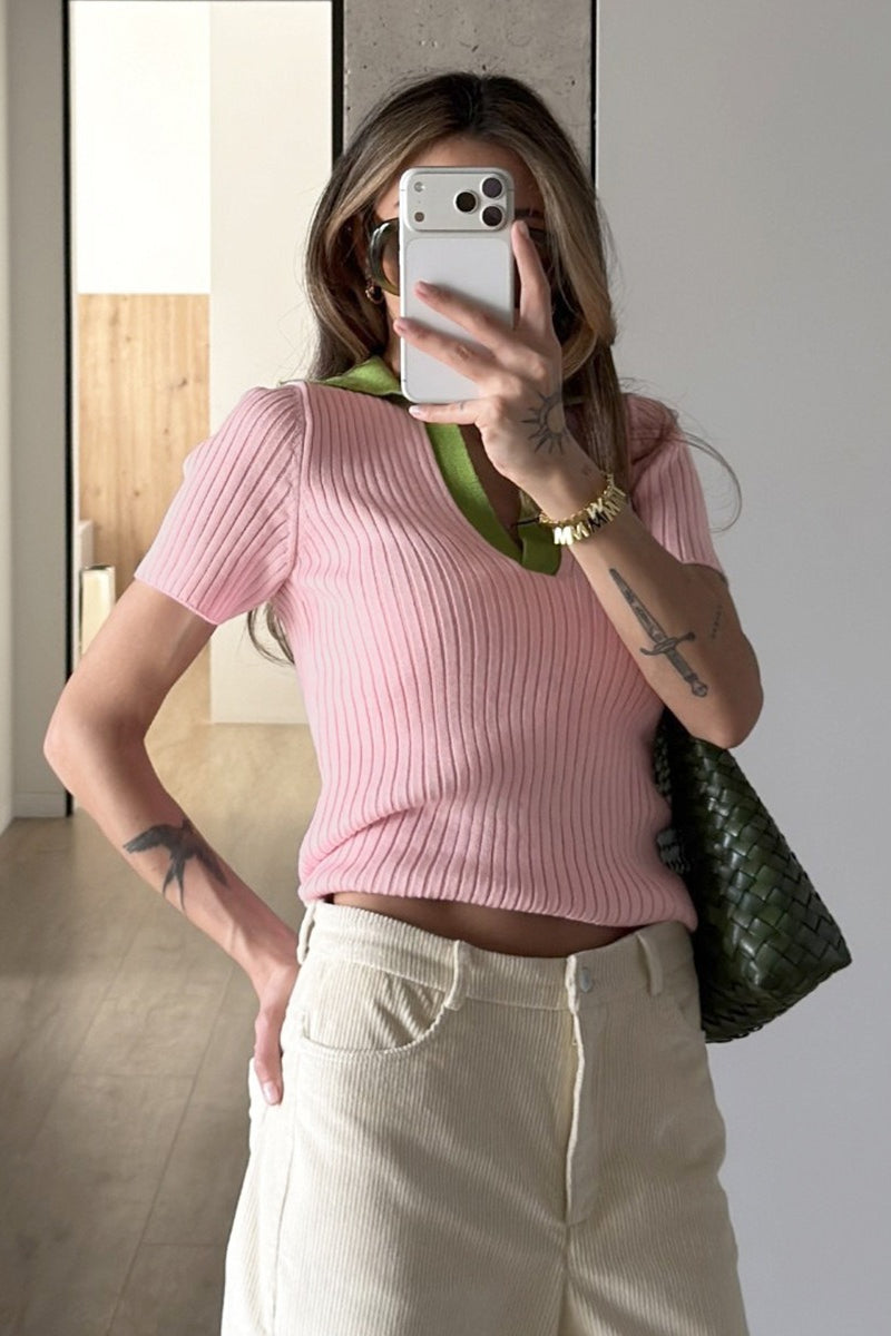 Rippstrickstruktur des Damen-Poloshirts im Detail