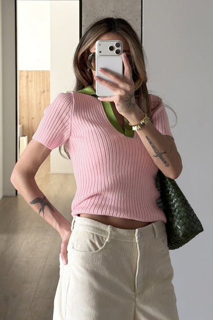 Rippstrickstruktur des Damen-Poloshirts im Detail