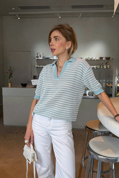 Gestreifter Pullover mit offenem Kragen für einen lässigen Look