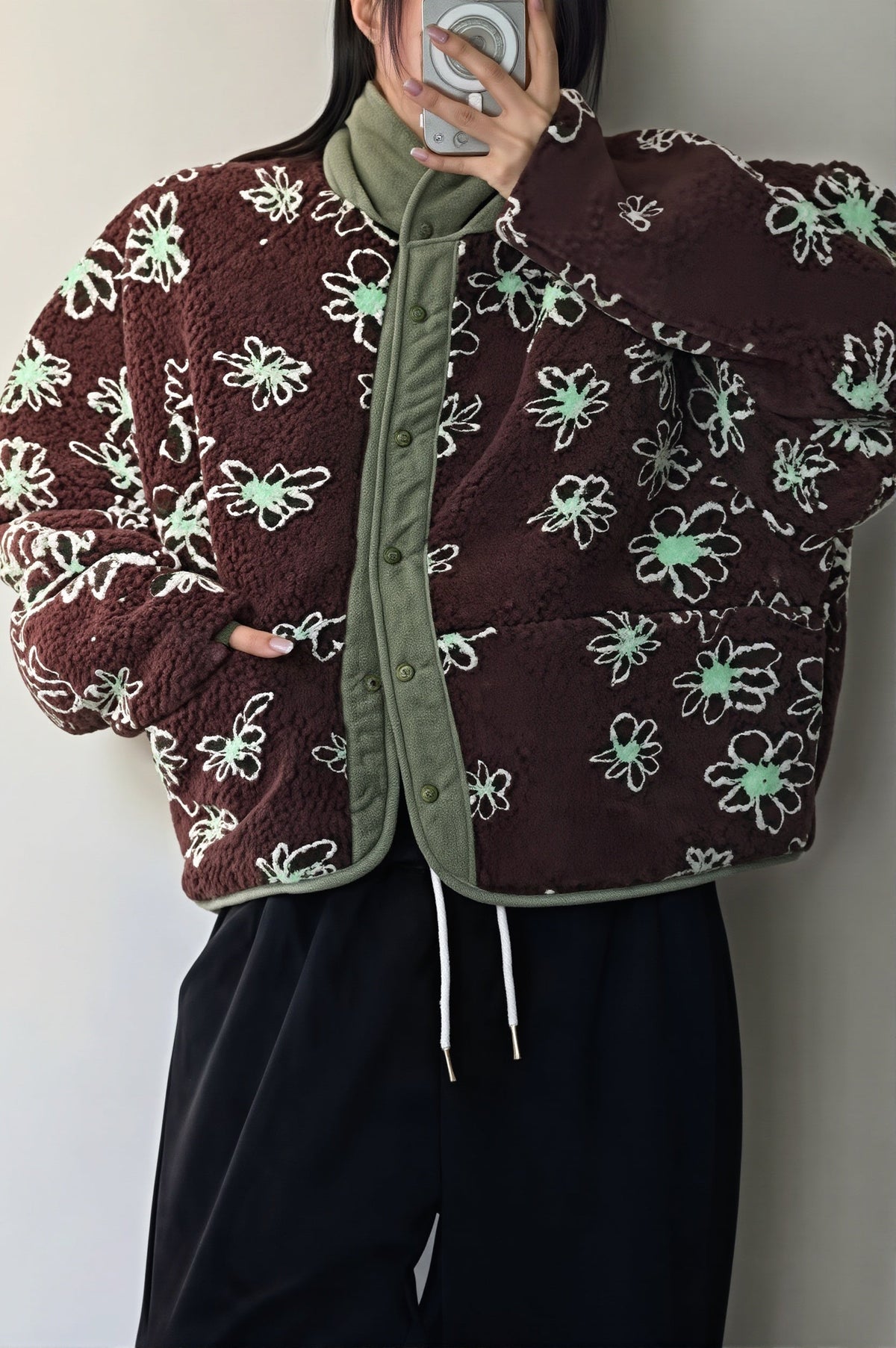 Die Jacke mit Blumenmuster zeigt ihre wendbare Gestaltung