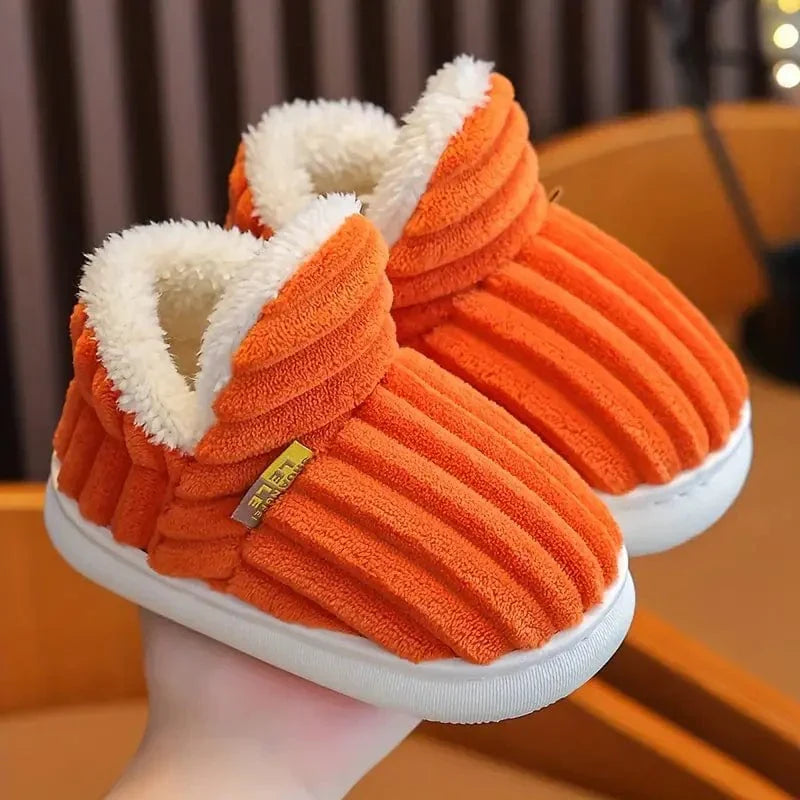 Orange Plüsch-Hausschuhe mit weißem Futter, rutschfeste Sohle, gemütlich und warm, ideal für den Winter. Perfekte Pantoffeln für Zuhause.