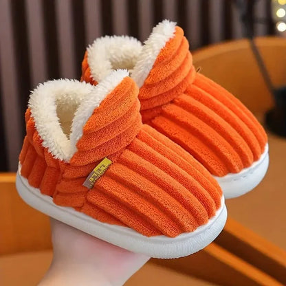 Orange Plüsch-Hausschuhe mit weißem Futter, rutschfeste Sohle, gemütlich und warm, ideal für den Winter. Perfekte Pantoffeln für Zuhause.