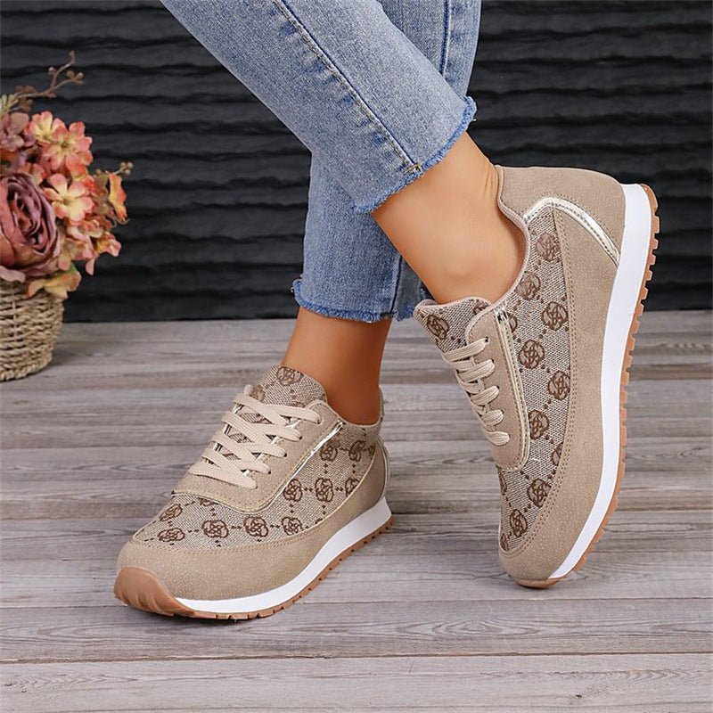 Damen Sneaker in Beige mit Blumenmuster, kombiniert mit blauen Jeans. Modische Freizeitschuhe auf Holzterrasse, ideal für Herbstmode.