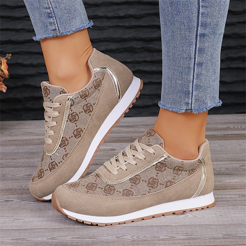 Damen Sneaker beige mit Muster, goldenen Akzenten und weißer Sohle, getragen mit blauen Jeans. Modische Freizeitschuhe für Damen.