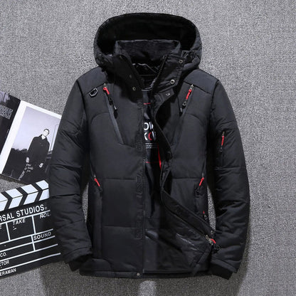 Schwarze Winterjacke mit Kapuze, Reißverschlüssen und roten Akzenten, ideal für kaltes Wetter. Perfekt für Outdoor-Aktivitäten und modischen Stil.