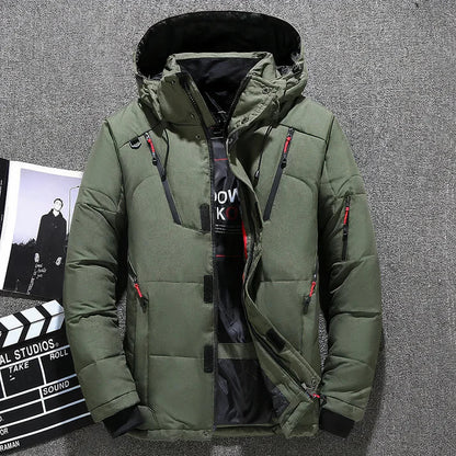 Grüne Winterjacke mit Kapuze, Reißverschlüssen und Taschen auf grauem Hintergrund. Stilvolle Outdoor-Bekleidung für kalte Temperaturen.