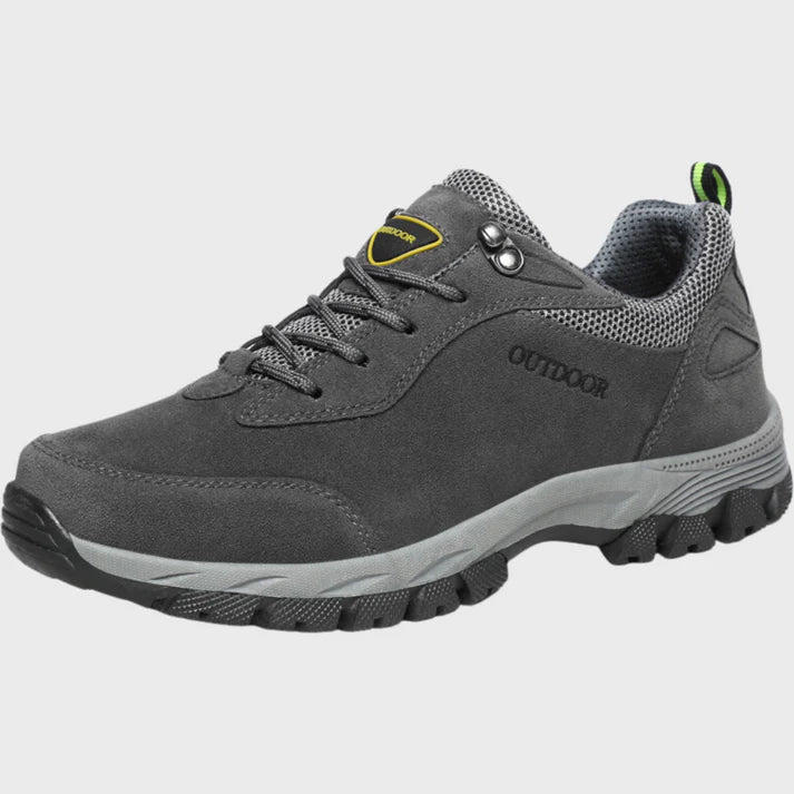Grauer Outdoor-Wanderschuh mit rutschfester Sohle, atmungsaktivem Mesh-Einsatz und robustem Design für Herren. Ideal für Trekking und Hiking.
