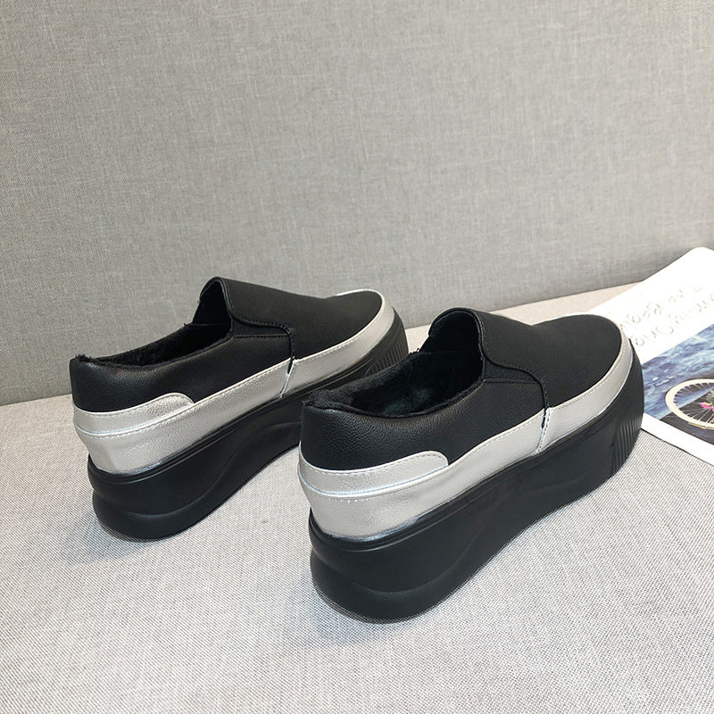 Schwarze Damen-Sneaker mit silbernen Akzenten, Plateau-Sohle, auf grauem Hintergrund. Modische, bequeme Schuhe für Alltag und Freizeit.