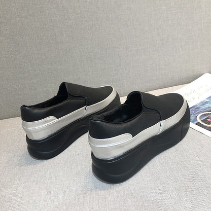 Schwarze Damen-Sneaker mit silbernen Akzenten, Plateau-Sohle, auf grauem Hintergrund. Modische, bequeme Schuhe für Alltag und Freizeit.