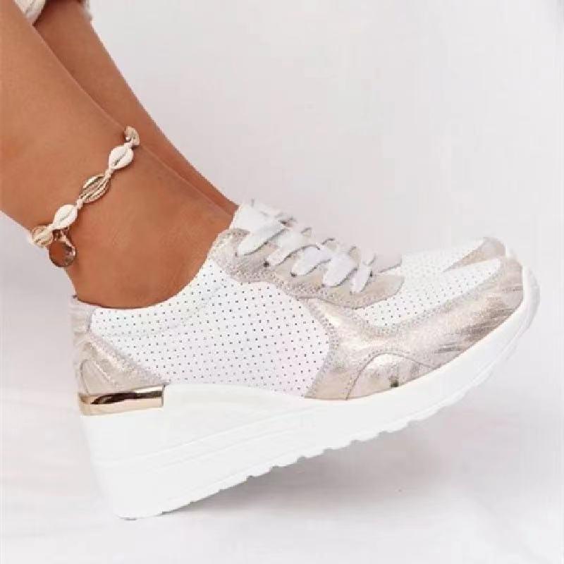 Damen-Sneaker mit Keilabsatz, weiß-gold, perforiertes Design, Muschel-Fußkettchen, modisch, bequem, ideal für Freizeit und Sommer.
