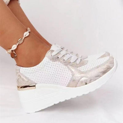 Damen-Sneaker mit Keilabsatz, weiß-gold, perforiertes Design, Muschel-Fußkettchen, modisch, bequem, ideal für Freizeit und Sommer.