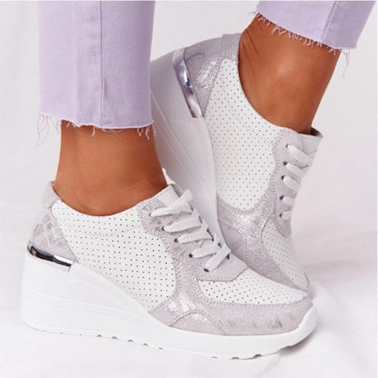 Damen-Sneaker mit Keilabsatz, weiß-silber, perforiertes Design, lila Jeans. Modische Freizeitschuhe, bequem und stilvoll für den Alltag.