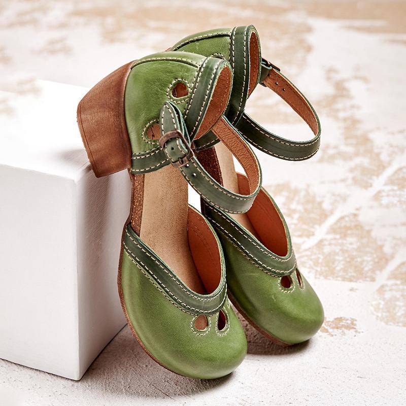 Grüne Mary Jane Schuhe mit Holzabsatz, Lochmuster und Schnallenverschluss auf hellem Hintergrund. Vintage Damenmode, stilvolle Lederschuhe.