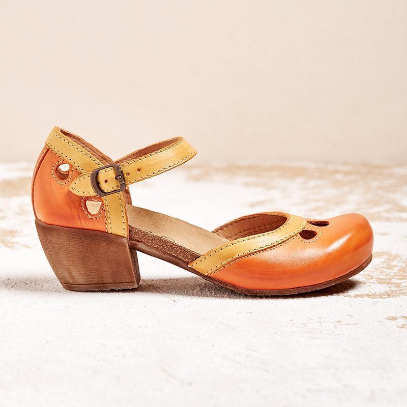 Orange-gelber Damen-Mary-Jane-Schuh mit Blockabsatz und Riemen, aus Leder, auf hellem Hintergrund. Modischer, bequemer Sommerschuh.