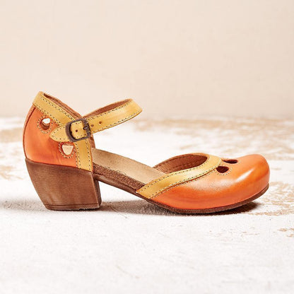 Orange-gelber Damen-Mary-Jane-Schuh mit Blockabsatz und Riemen, aus Leder, auf hellem Hintergrund. Modischer, bequemer Sommerschuh.