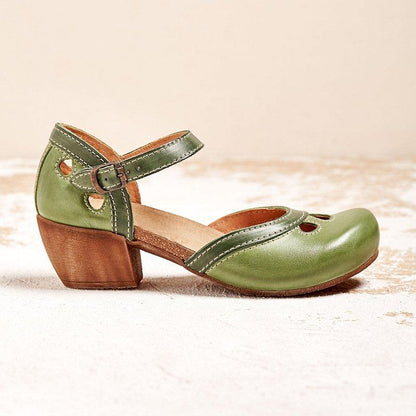 Grüner Damen-Mary-Jane-Schuh mit Holzabsatz, Lederoberfläche und Riemenverschluss. Modischer, bequemer Schuh für Alltag und besondere Anlässe.