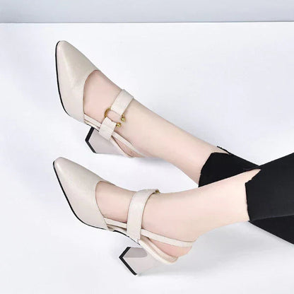 Elegante Damenpumps in Beige mit spitzer Zehenpartie und Blockabsatz, kombiniert mit schwarzer Hose. Modische Schuhe für Büro und Alltag.