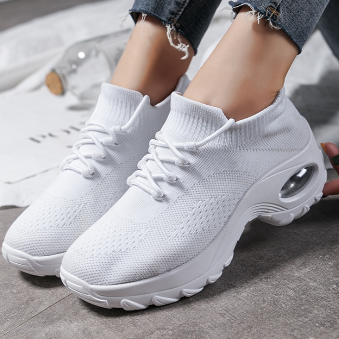 Weiße Damen-Sneaker mit Strick-Obermaterial, dicker Sohle und Luftpolster, ideal für Sport und Freizeit. Bequeme, modische Turnschuhe.