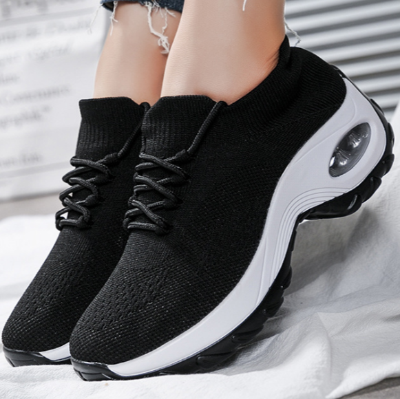Schwarze Damen-Sneaker mit weißer Sohle, atmungsaktivem Strickmaterial und Luftpolsterung, ideal für Sport und Freizeit.