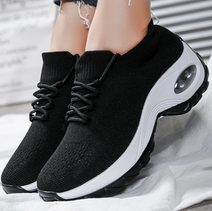 Schwarze Damen-Sneaker mit weißer Sohle, atmungsaktivem Strickmaterial und Luftpolsterung, ideal für Sport und Freizeit.