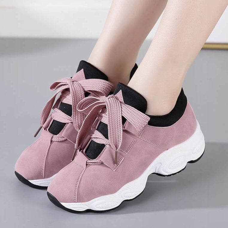 Damen Sneaker rosa, modisch, mit dicker weißer Sohle und breiten Schnürsenkeln. Bequemes Design, ideal für Freizeit und Sport.