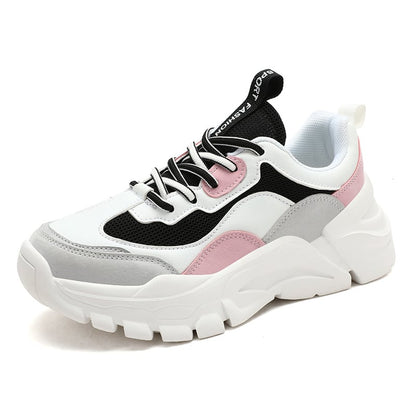 Weiße und rosa Chunky Sneaker mit schwarzem Mesh, dicker Sohle und Schnürsenkeln. Modische Damen Turnschuhe, ideal für Streetwear und Sport.