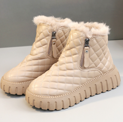 Beige, gesteppte Winterstiefel mit Reißverschluss und dicker Sohle, gefüttert mit Kunstfell. Damenmode, warme Schuhe, trendige Winterstiefel.