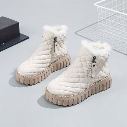 Weiße, gesteppte Winterstiefel mit Reißverschluss und Fellfutter auf grauem Hintergrund. Modische Damenstiefel, rutschfeste Sohle, warm und bequem.