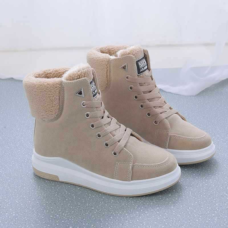 Beige Winterstiefel mit Fellfutter, rutschfeste Sohle und Schnürung auf grauem Boden. Damenmode, warme Schuhe, stilvolle Winterschuhe.